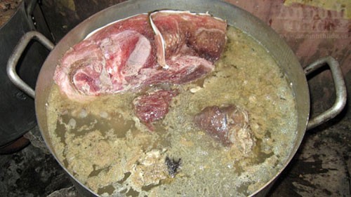 Thịt hổ được luộc trên 4 nồi to để tách lấy xương... nấu cao